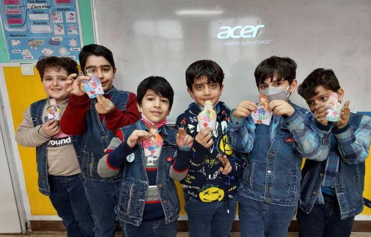 :آماده کردن هدیه روز مادر توسط دانش آموزان