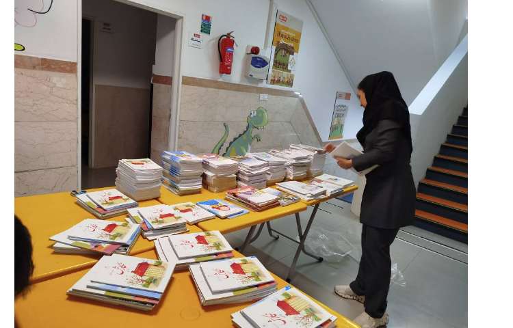 آماده کردن کتابها توسط کادر اجرایی و معلمین عزیز برای تحویل دادن به اولیا 1