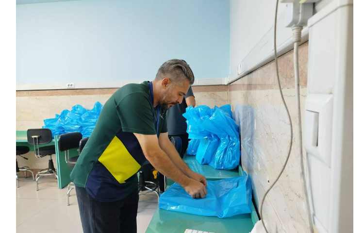 آماده کردن کتابها توسط کادر اجرایی و معلمین عزیز برای تحویل دادن به اولیا 2
