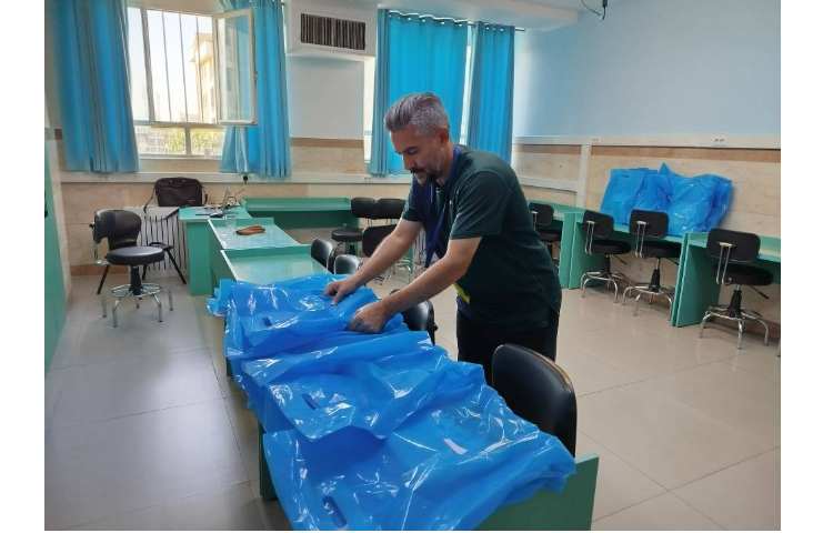 آماده کردن کتابها توسط کادر اجرایی و معلمین عزیز برای تحویل دادن به اولیا 3