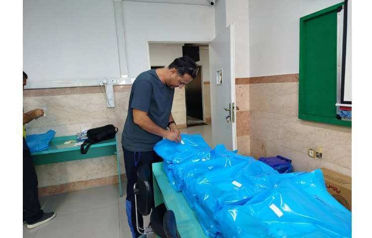 آماده کردن کتابها توسط کادر اجرایی و معلمین عزیز برای تحویل دادن به اولیا 4