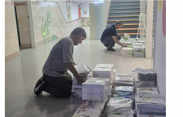 آماده کردن کتابها توسط کادر اجرایی و معلمین عزیز برای تحویل دادن به اولیا 5