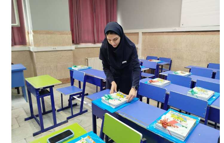 آماده کردن کتابها توسط کادر اجرایی و معلمین عزیز برای تحویل دادن به اولیا 34