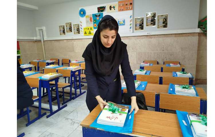 آماده کردن کتابها توسط کادر اجرایی و معلمین عزیز برای تحویل دادن به اولیا 43