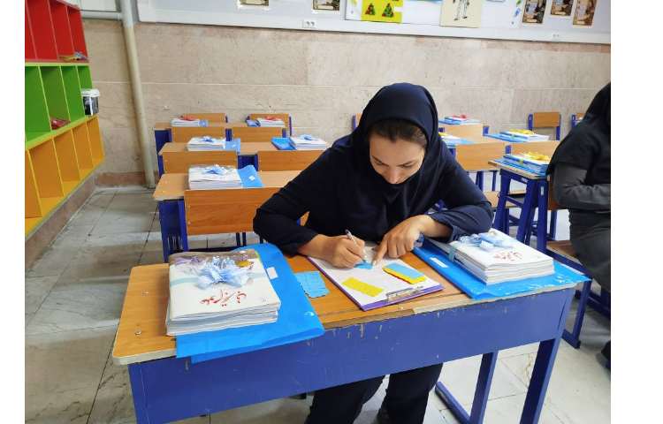 آماده کردن کتابها توسط کادر اجرایی و معلمین عزیز برای تحویل دادن به اولیا 23