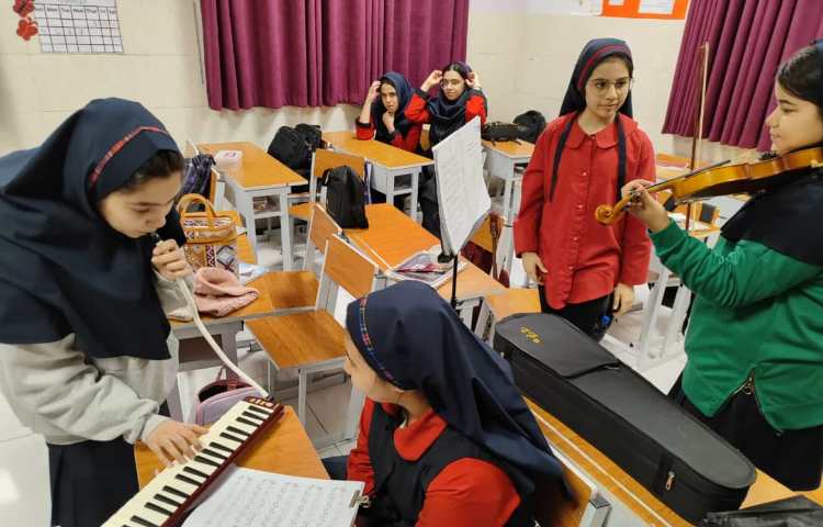 آمادگی برای جشن انقلاب 1