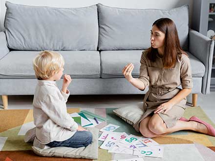 خواندن کتاب‌های آشنایی با آداب معاشرت