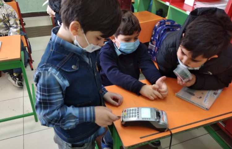 آموزش آشنایی با بانک و کارتخوان بوسیله نمایش عروسکی 4