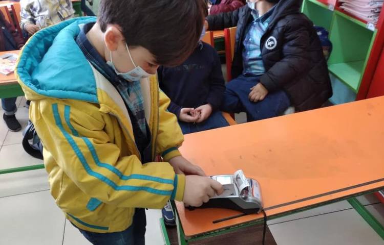 آموزش آشنایی با بانک و کارتخوان بوسیله نمایش عروسکی