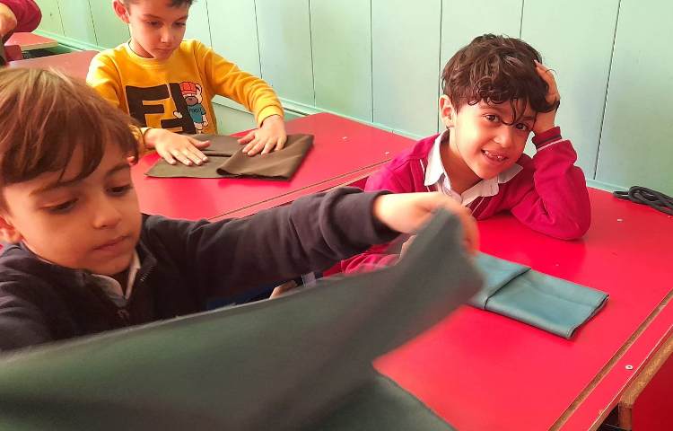 آموزش اتیکت غذاخوری آموزش تزیین دستمال سفره دانش آموزان پایه اول 2