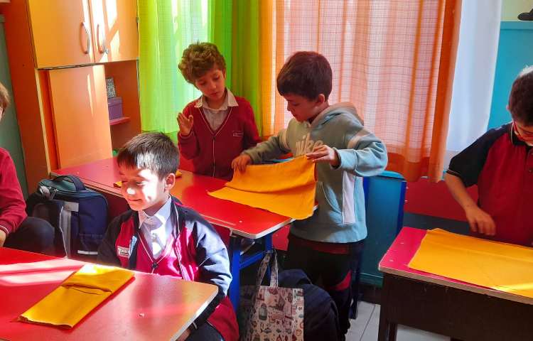 آموزش اتیکت غذاخوری آموزش تزیین دستمال سفره دانش آموزان پایه اول 4