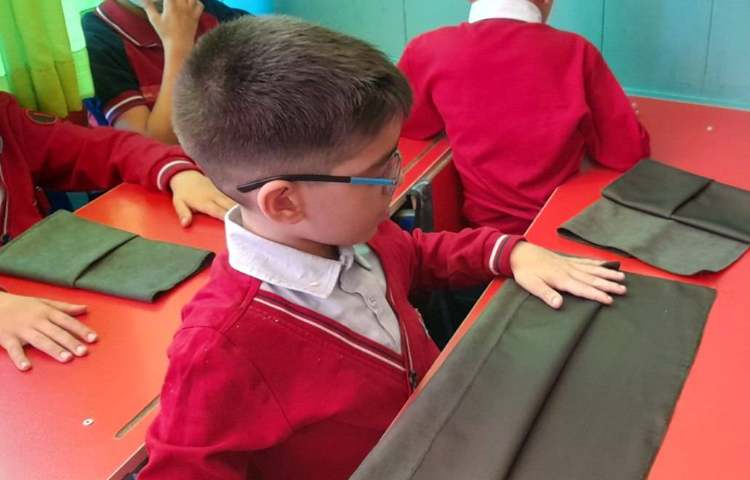 آموزش اتیکت غذاخوری آموزش تزیین دستمال سفره دانش آموزان پایه اول 5