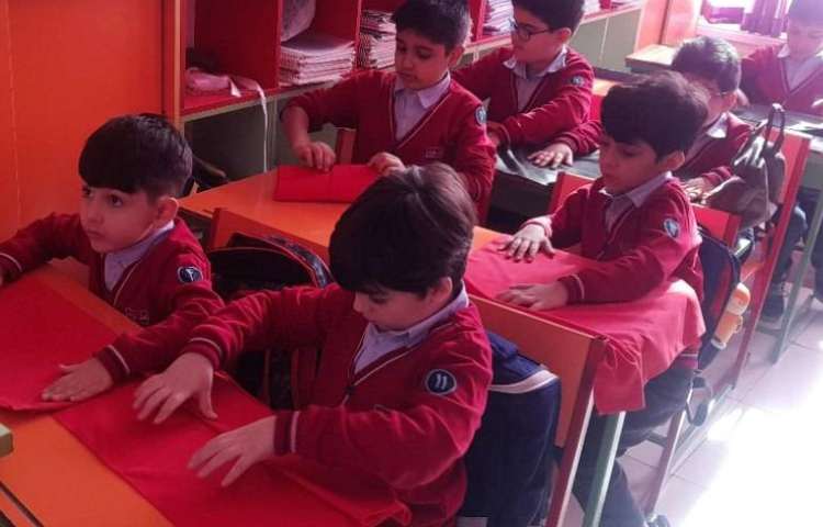 آموزش اتیکت غذاخوری آموزش تزیین دستمال سفره 4