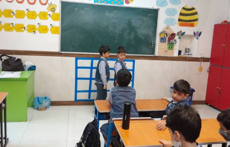 آموزش اتیکت فضای عمومی دانش آموزان در حال اجرای نمایش هستند 2