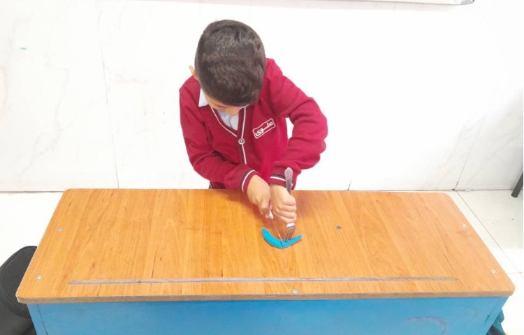 آموزش اتیکت میز غذاخوری ( روش صحیح کات کردن ) دانش آموزان در حال اجرای کات کردن هستند 3