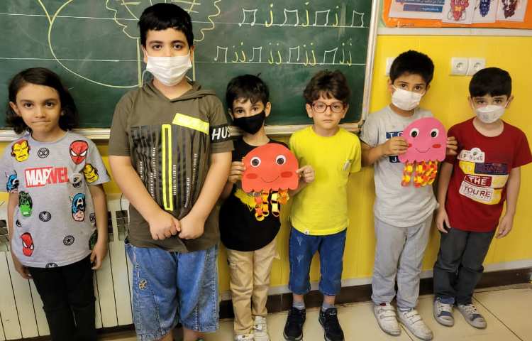 :آموزش الگو به صورت ریتمیک و درست کردن حلقه های عروس دریایی به صورت الگو، کلاس انگور 7