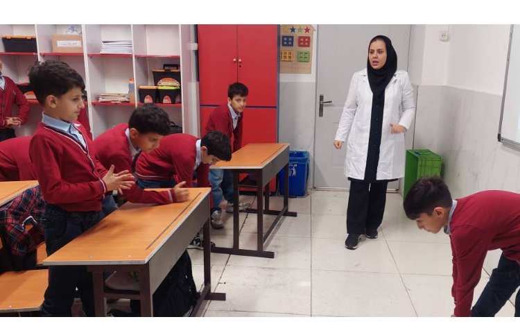 آموزش انجام حرکت‌های کششی بین ساعت‌های کلاسی برای اصلاح ساختار قامتی 1