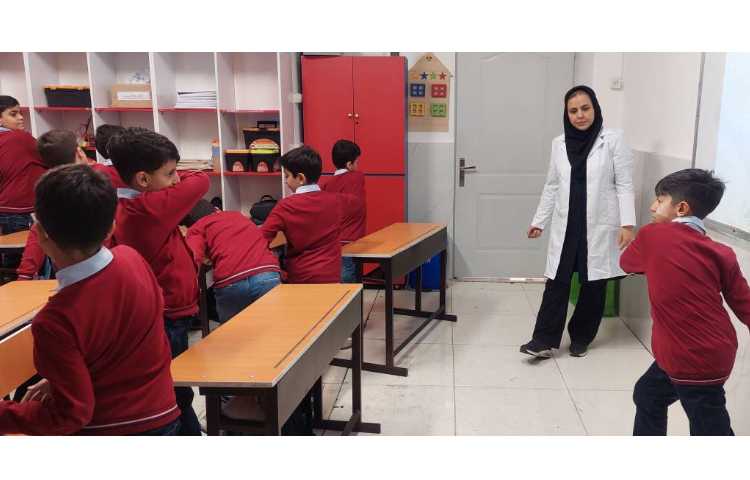 آموزش انجام حرکت‌های کششی بین ساعت‌های کلاسی برای اصلاح ساختار قامتی 2