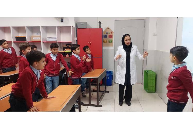 آموزش انجام حرکت‌های کششی بین ساعت‌های کلاسی برای اصلاح ساختار قامتی 3