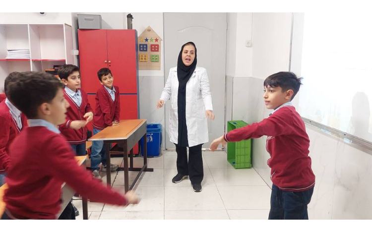 آموزش انجام حرکت‌های کششی بین ساعت‌های کلاسی برای اصلاح ساختار قامتی 4