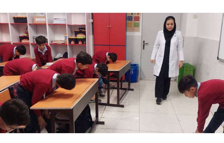 آموزش انجام حرکت‌های کششی بین ساعت‌های کلاسی برای اصلاح ساختار قامتی 5