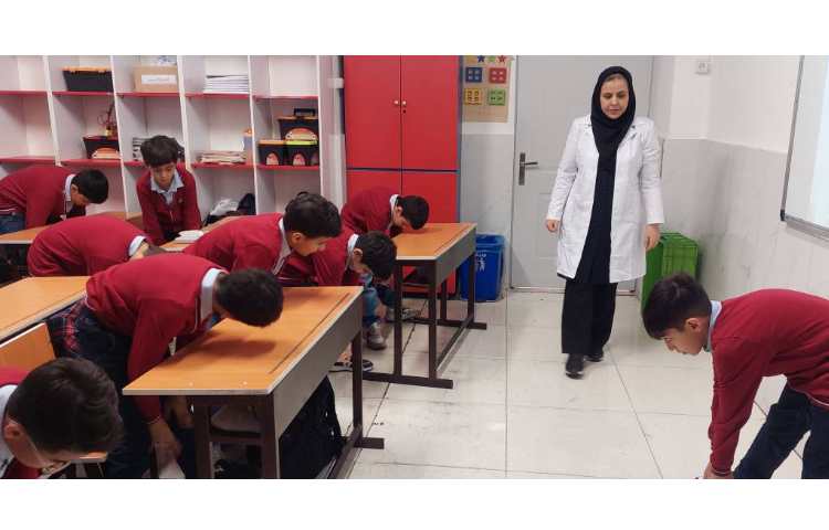 آموزش انجام حرکت‌های کششی بین ساعت‌های کلاسی برای اصلاح ساختار قامتی 6