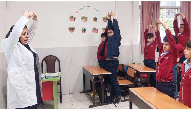 آموزش انجام حرکت‌های کششی بین ساعت‌های کلاسی برای اصلاح ساختار قامتی 7