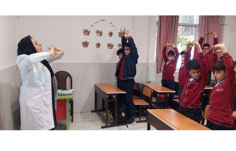 آموزش انجام حرکت‌های کششی بین ساعت‌های کلاسی برای اصلاح ساختار قامتی