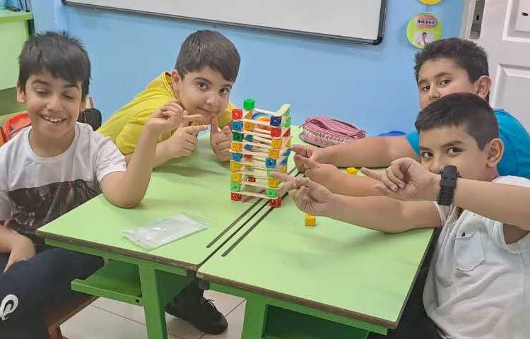 آموزش بازی ساختنی و روانخوانی و درک مطلب به صورت گروهی