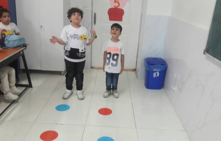 آموزش بخش کلمات توسط بازی منچ در کلاس 2