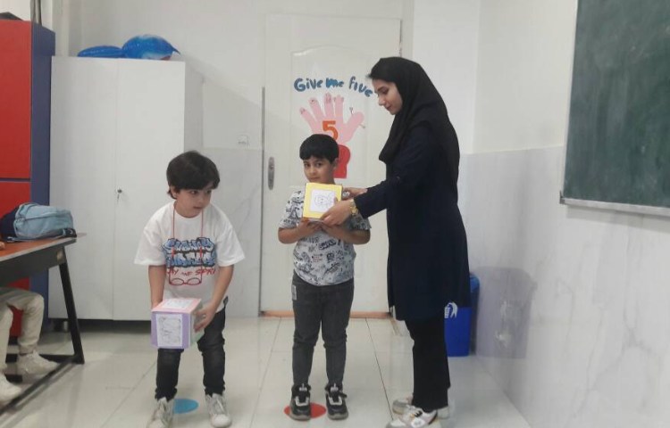 آموزش بخش کلمات توسط بازی منچ در کلاس