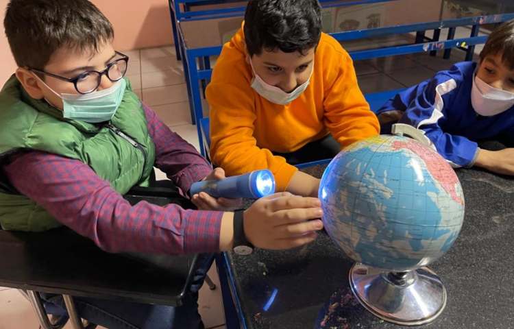 آموزش تشکیل نور و سایه دانش آموزان پایه دوم دبستان 1