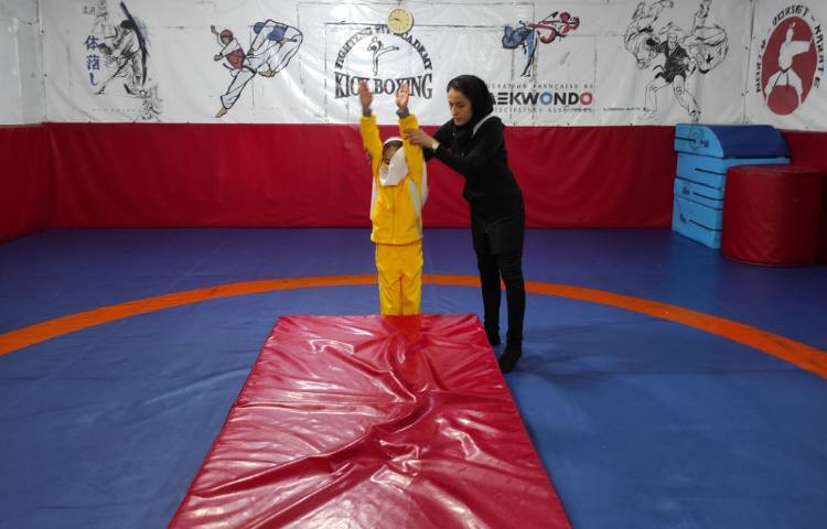 آموزش حرکت غلت جلو 1