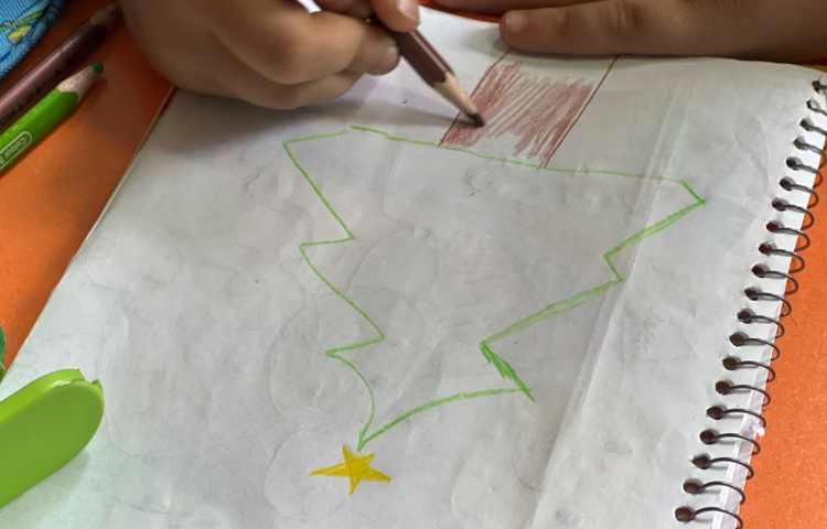 آموزش درخت کاج با ریسه های رنگی 1