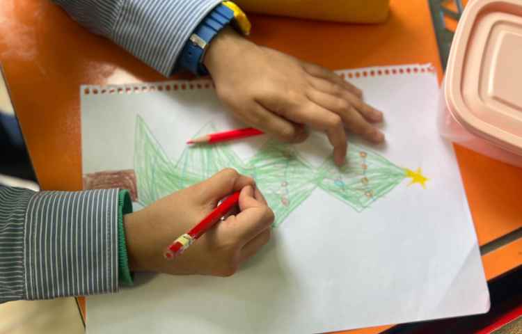 آموزش درخت کاج با ریسه های رنگی 10