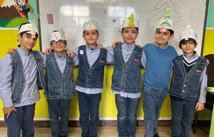 آموزش درخت کاج با ریسه های رنگی 7