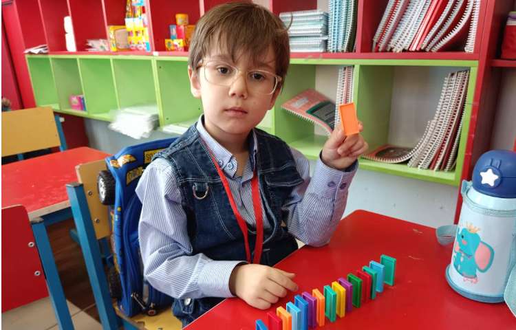 آموزش در دست گرفتن دومینو 1