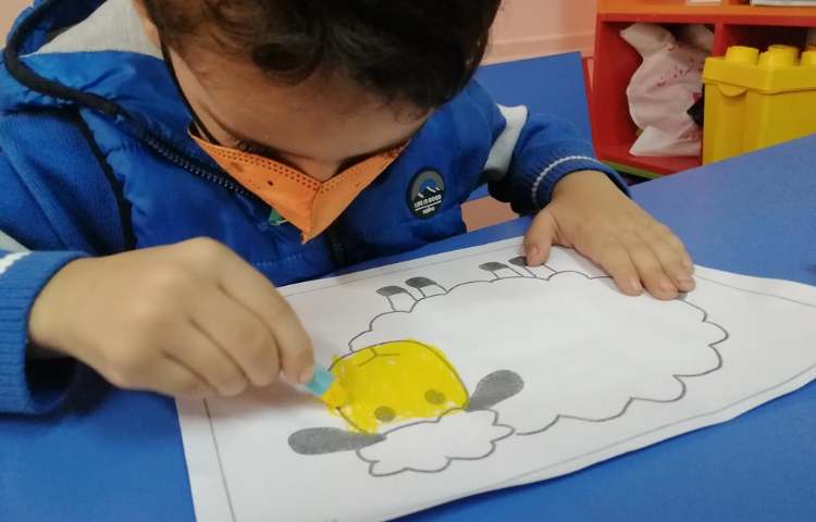 آموزش دست سازه گوسفند با پنبه 4