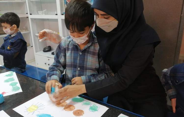 آموزش رنگ و نقاشی با رنگ انگشتی پیش دبستان