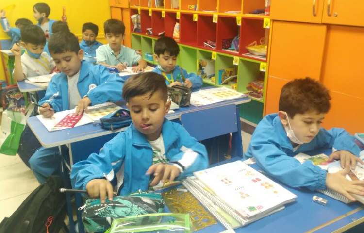 :آموزش ریاضی تم 2 و فارسی نگاره 3 بخش کردن، کلاس پرتقال 8