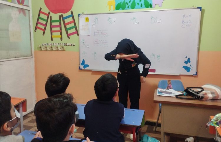 آموزش زبان (به روش غوطه وری) در پایه دوم