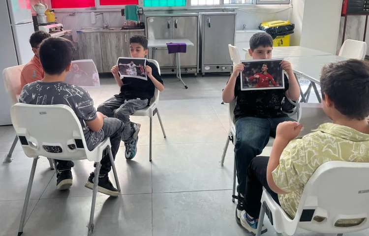 آموزش زبان دانش آموزان به جای شخصیت ها، داستان میگویند. 3