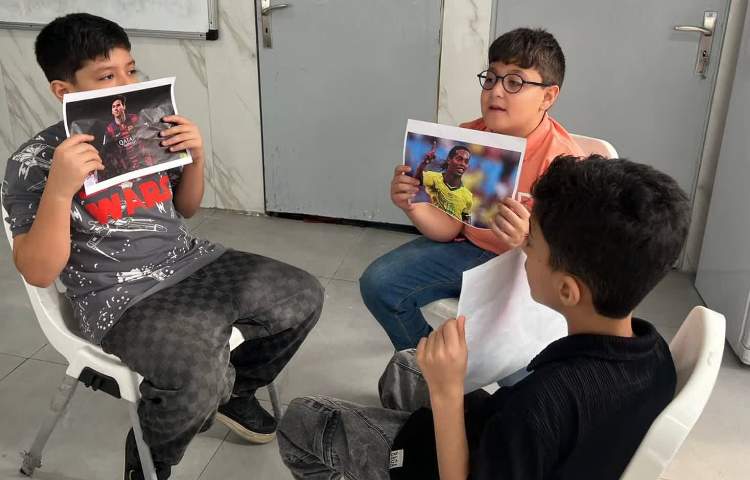 آموزش زبان دانش آموزان به جای شخصیت ها، داستان میگویند.