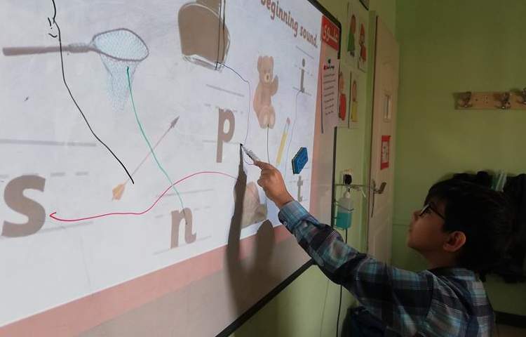 آموزش زبان دانش آموزان پایه اول دبستان