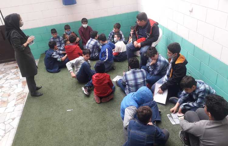 آموزش زبان در کلاس دیوار پایه ششم 1