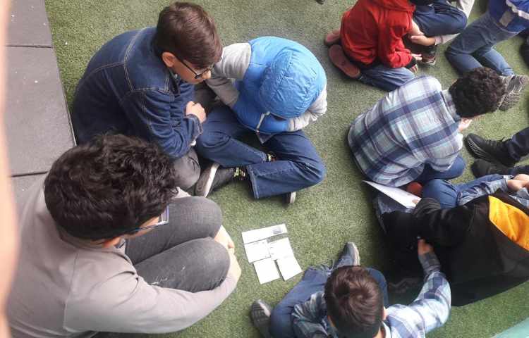 آموزش زبان در کلاس دیوار پایه ششم 2