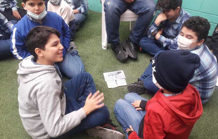 آموزش زبان در کلاس دیوار پایه ششم 4