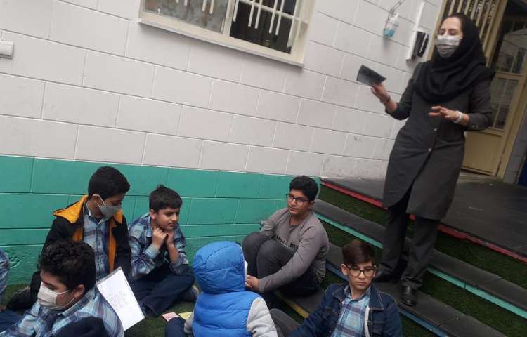 آموزش زبان در کلاس دیوار پایه ششم 5