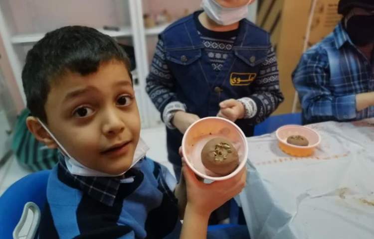 آموزش ساخت دست سازه خرمالو با گل سفالگری پیش دبستان 2