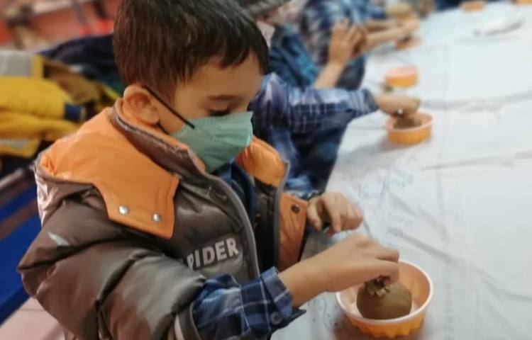 آموزش ساخت دست سازه خرمالو با گل سفالگری پیش دبستان 4